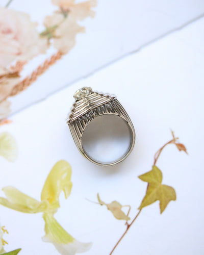 Bague 45 Bague dôme godronnée en or blanc 750 avec diamant taille ancienne 58 Facettes A12138