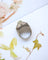 Bague 45 Bague dôme godronnée en or blanc 750 avec diamant taille ancienne 58 Facettes A12138