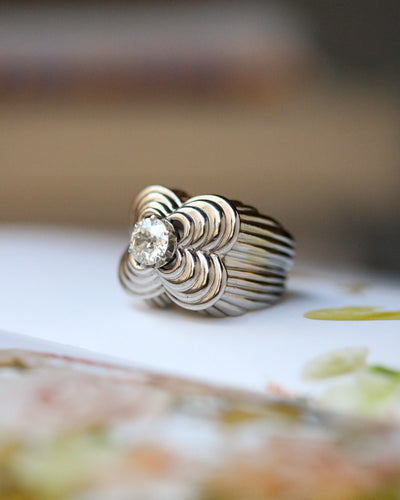 Bague 45 Bague dôme godronnée en or blanc 750 avec diamant taille ancienne 58 Facettes A12138