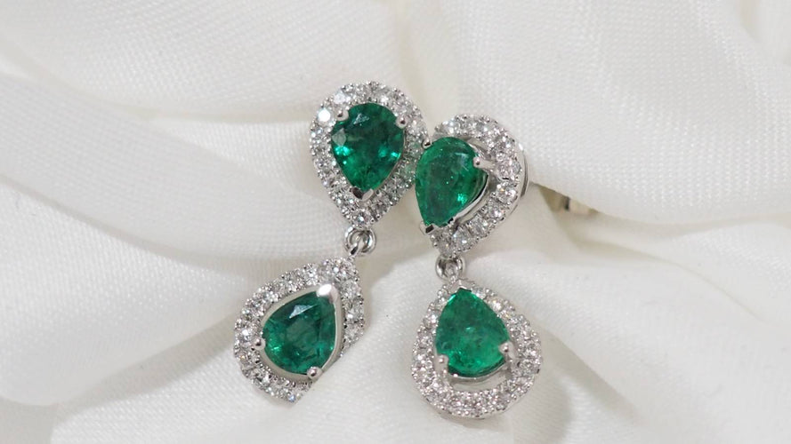 Boucles d'oreilles Pendants d'oreilles en or gris, émeraudes et diamants 58 Facettes 31131