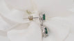 Boucles d'oreilles Pendants d'oreilles en or gris, émeraudes et diamants 58 Facettes 31131