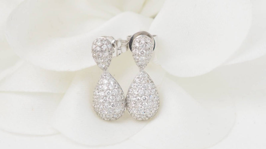 Boucles d'oreilles Boucles d'oreilles pendantes en or blanc et diamants 58 Facettes 32102
