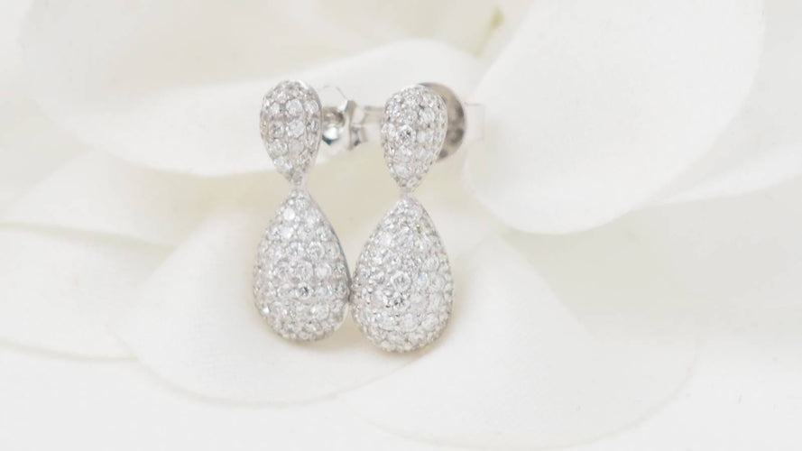 Boucles d'oreilles Boucles d'oreilles pendantes en or blanc et diamants 58 Facettes 32102