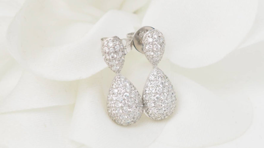 Boucles d'oreilles Boucles d'oreilles pendantes en or blanc et diamants 58 Facettes 32102