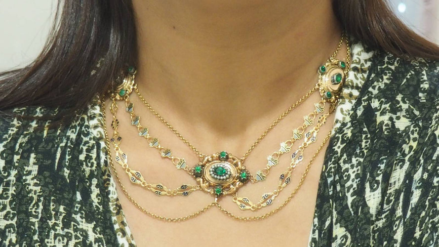 Collier Collier esclave en or jaune émaillé, pierres vertes et perles 58 Facettes 32174