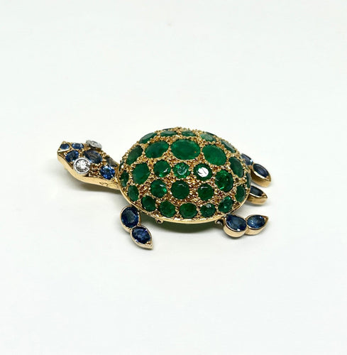Broche Gübelin - Broche tortue en or jaune, émeraudes, saphirs et diamants 58 Facettes Gubelin
