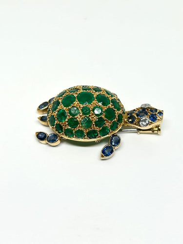 Broche Gübelin - Broche tortue en or jaune, émeraudes, saphirs et diamants 58 Facettes Gubelin