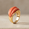 Bague 50 Bague en or jaune 14 carats et corail sculptural 58 Facettes HJ062603