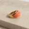 Bague 50 Bague en or jaune 14 carats et corail sculptural 58 Facettes HJ062603