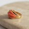Bague 50 Bague en or jaune 14 carats et corail sculptural 58 Facettes HJ062603