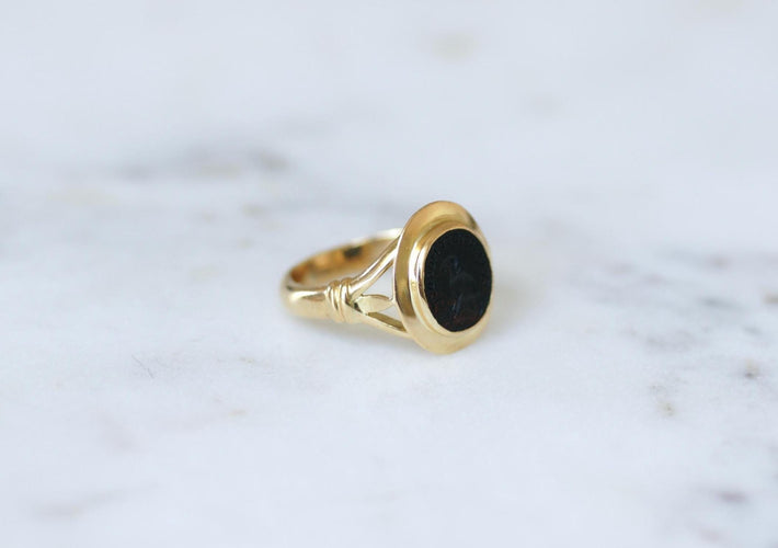 Bague 59 Chevalière intaille chien en jaspe sanguin et or jaune 58 Facettes