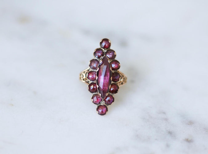 Bague Bague marquise ancienne en or rose et grenats de Perpignan 58 Facettes