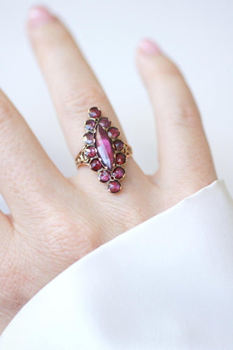Bague Bague marquise ancienne en or rose et grenats de Perpignan 58 Facettes
