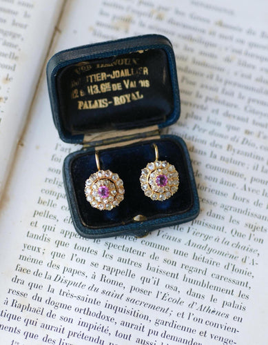Boucles d'oreilles Boucles d'oreilles marguerite en or jaune, saphirs roses et diamants 58 Facettes