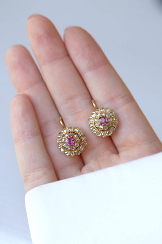 Boucles d'oreilles Boucles d'oreilles marguerite en or jaune, saphirs roses et diamants 58 Facettes