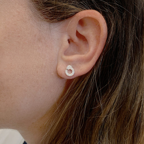 Boucles d'oreilles Dinh Van Menottes - Puces d'oreilles en or blanc et diamants 58 Facettes 35789