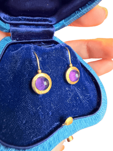 Boucles d'oreilles dormeuses en or jaune 18k et améthystes