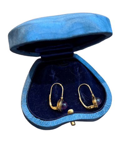 Boucles d'oreilles dormeuses en or jaune 18k et améthystes