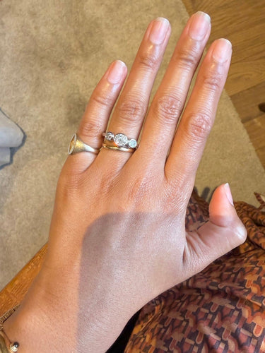 Bague 56 Trilogie - Bague jarretière en platine et diamants 58 Facettes aaanl
