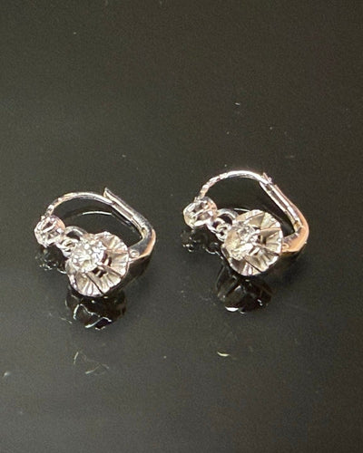 Boucles d'oreilles Boucles d'oreilles dormeuses en or blanc et diamants 58 Facettes aapdpa