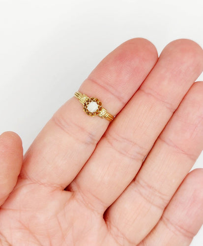 Bague 53.5 Bague victorienne en or 18K et dent de lait 58 Facettes A07459