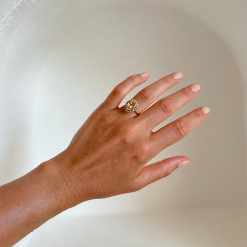 Bague 54 Bague marguerite en or jaune et gris, saphir jaune et diamants 58 Facettes