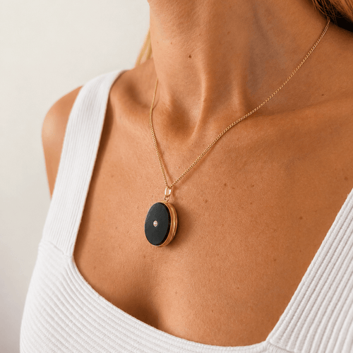 Pendentif Pendentif médaillon porte-souvenir en or jaune, onyx et perle 58 Facettes