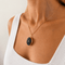 Pendentif Pendentif médaillon porte-souvenir en or jaune, onyx et perle 58 Facettes