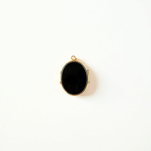 Pendentif Pendentif médaillon porte-souvenir en or jaune, onyx et perle 58 Facettes