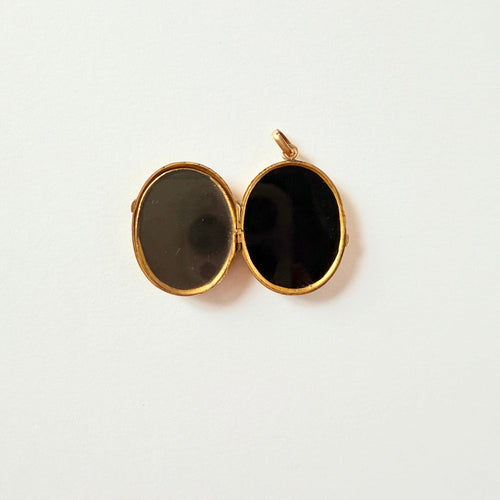 Pendentif Pendentif médaillon porte-souvenir en or jaune, onyx et perle 58 Facettes