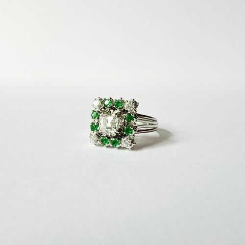 Bague 44 Bague en or gris, diamants et émeraudes vers 1950 58 Facettes