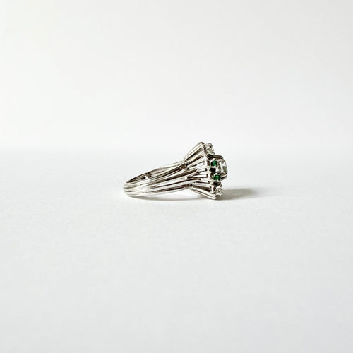 Bague 44 Bague en or gris, diamants et émeraudes vers 1950 58 Facettes