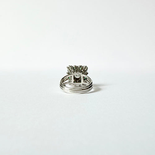 Bague 44 Bague en or gris, diamants et émeraudes vers 1950 58 Facettes