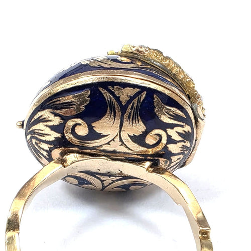 55 Bague porte-poison en or jaune, émaux et diamants 58 Facettes 449/26 B