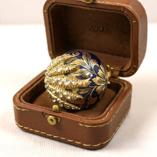 55 Bague porte-poison en or jaune, émaux et diamants 58 Facettes 449/26 B