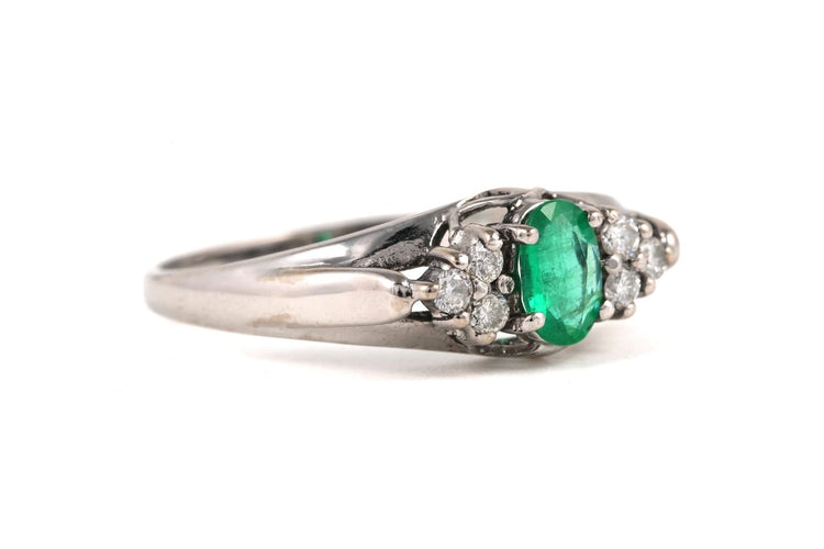 Bague 59 Bague contemporaine en or blanc 18 carats, émeraude et diamants 58 Facettes 23843