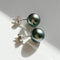 Boucles d'oreilles Underwater - Boucles d'oreilles 8 mm en or blanc et perles de Tahiti vertes 58 Facettes GER1322WG