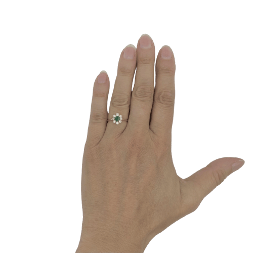 52 Bague en or jaune, émeraude et diamants 58 Facettes Z15B51839