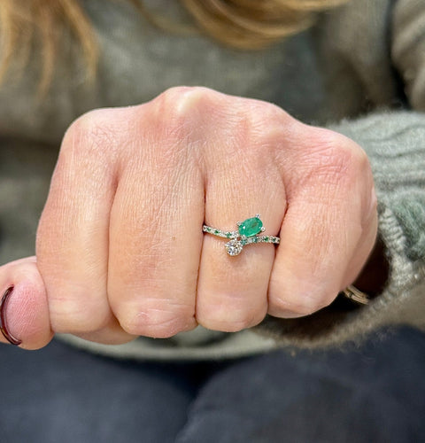 50 Mauboussin - Bague Toi et Moi en or blanc, diamants et émeraudes 58 Facettes mes