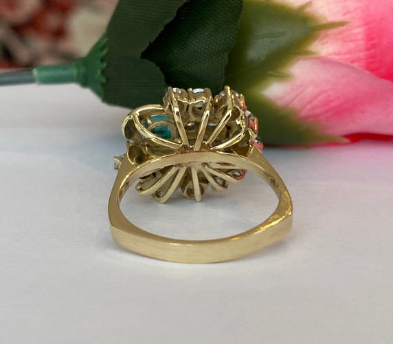 62 Bague cluster vers 1960 en or jaune 14K, diamants et émeraudes 58 Facettes ring