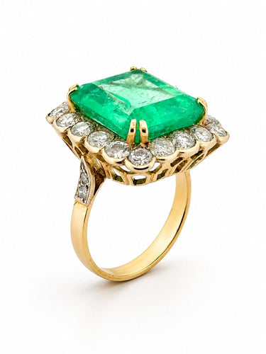 53 Bague ancienne en or jaune, émeraude et diamants 58 Facettes ba