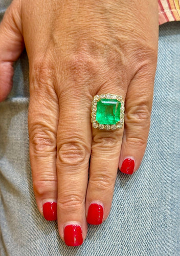 53 Bague ancienne en or jaune, émeraude et diamants 58 Facettes ba
