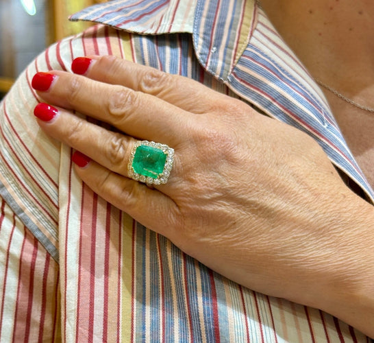 53 Bague ancienne en or jaune, émeraude et diamants 58 Facettes ba