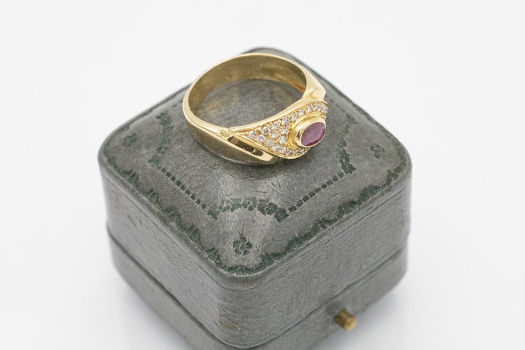 55 Bague vintage en or jaune 18 carats, rubis et diamants 58 Facettes 13432