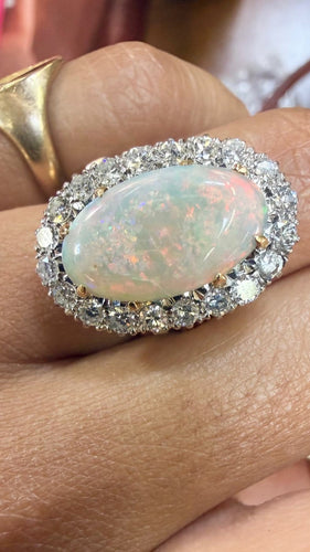 52 Pompadour - Bague en or jaune, opale et diamants 58 Facettes opale