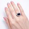 53.5 Bague marguerite en or blanc, saphir, émeraudes et diamants 58 Facettes 00946