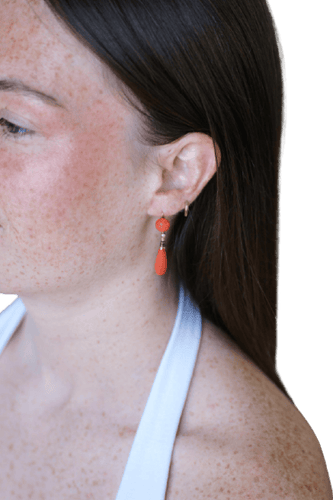 Boucles d'oreilles pendantes anciennes en or jaune, corail et émail noir 58 Facettes