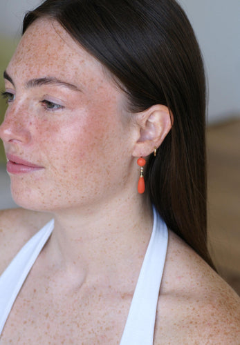 Boucles d'oreilles pendantes anciennes en or jaune, corail et émail noir 58 Facettes