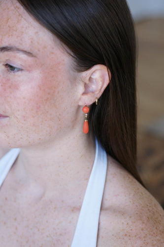 Boucles d'oreilles pendantes anciennes en or jaune, corail et émail noir 58 Facettes
