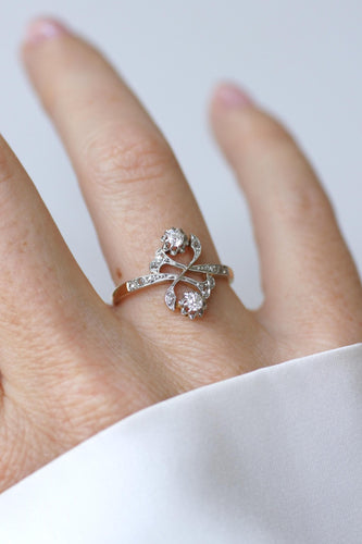 57 Toi et Moi - Bague en or jaune, platine et diamants 58 Facettes